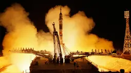 Roket Soyuz-FG dengan pesawat luar angkasa Soyuz MS-08 meluncur ke Stasiun Luar Angkasa Internasional (ISS), Kazakhstan, Rabu (21/3). Roket membawa kosmonot Rusia Oleg Artemyev dan astronot AS Richard Arnold dan Andrew Feustel. (AP Photo/Dmitri Lovetsky)