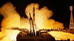 Roket Soyuz-FG dengan pesawat luar angkasa Soyuz MS-08 meluncur ke Stasiun Luar Angkasa Internasional (ISS), Kazakhstan, Rabu (21/3). Roket membawa kosmonot Rusia Oleg Artemyev dan astronot AS Richard Arnold dan Andrew Feustel. (AP Photo/Dmitri Lovetsky)