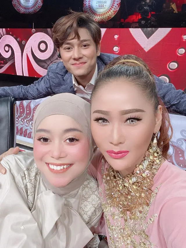 Inul Daratista memberikan ucapan selamat menempuh hidup baru kepada Lesti Kejora (https://www.instagram.com/p/COvJhAxF9HN/)