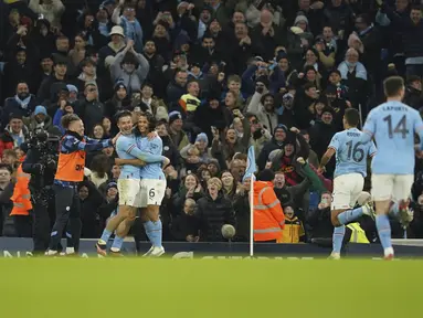 Bek Manchester City, Nathan Ake (kedua kiri) berselebrasi dengan rekan setimnya setelah mencetak gol ke gawang Arsenal selama pertandingan putaran ke-4 Piala FA di Stadion Etihad di Manchester, Inggris, Sabtu (28/1/2023). Man City menang tipis atas Arsenal dengan skor 1-0. (AP Photo/Dave Thompson)