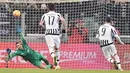 Alvaro Morata menaklukkan kiper Inter Milan saat mencetak gol pertama melalui penalti pada leg pertama semifinal Coppa Italia di Stadion Juventus, Turin, Kamis (28/1/2016) dini hari WIB. (EPA/Alessandro Di Marco)