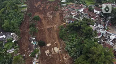 Foto udara kondisi longsor akibat gempa berkekuatan magnitudo 5,6 di Cijendil, Kabupaten Cianjur, Jawa Barat, Rabu (23/11/2022). Puluhan warga di kawasan itu diperkirakan masih tertimbun longsor pascagempa yang mengguncang Cianjur pada 21 November 2022. (Liputan6.com/Herman Zakharia)