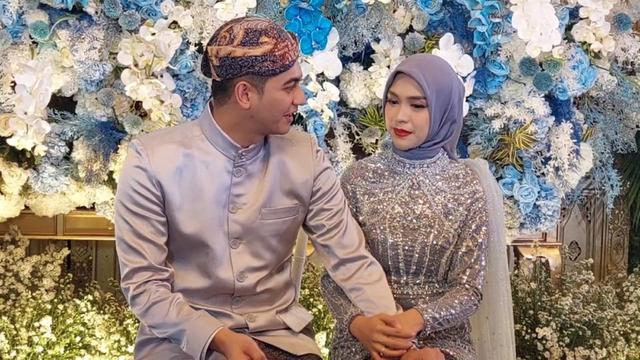 Teuku Ryan dan Ria Ricis saat menggelar prosesi Tedak Siten untuk putri mereka, Moana (Liputan6.com - M. Altaf Jauhar)