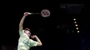 Pebulu tangkis Malaysia, Ng Tze Yong melepaskan pukulan lob ke arah lawannya, pebulu tangkis Denmark, Viktor Axelsen pada laga babak 16 besar tunggal putra All England 2023 di Utilita Arena, Birmingham, Inggris, Kamis (16/3/2023). Ng Tze Yong menang rubber game, 21-15, 9-21 dan 23-21. (PA via AP Photo/Zac Goodwin)