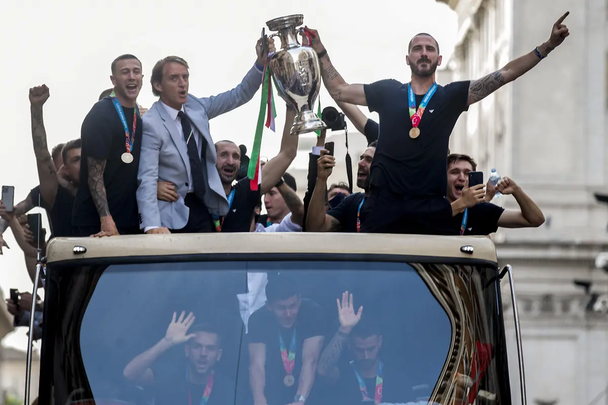 Foto Piala Eropa: Lautan Manusia Sambut Juara Euro 2020 Timnas Italia di Kota Roma