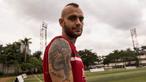 Bek Bali United, Kiko Insa, menunjukan tato bergambar singa dengan tulisan salam satu jiwa yang merupakan identitas Arema, usai latihan di Lapangan Pertamina, Simprug, Jakarta, Rabu (6/4/2016). (Bola.com/Vitalis Yogi Trisna)