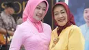 Cantik dengan warna merah muda, Atalia kembali tampil mengenakan kebaya. Kebaya dengan bordir yang cantik ini dipadunya dengan hijab berwarna merah muda yang senada. Foto: Instagram.