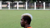 Gaya rambut terbaru Zulham Malik Zamrun saat berlatih bersama Persipura. (bola.com/Arief Bagus)