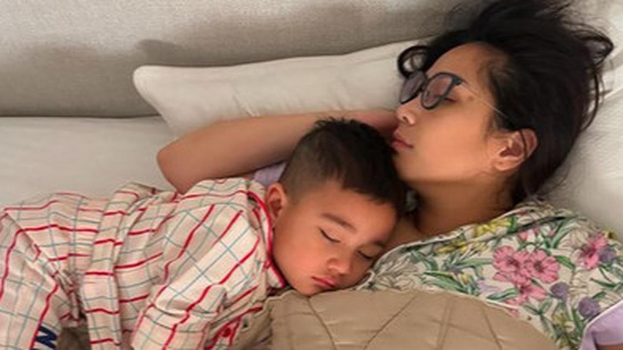 Potret Nagita Slavina Tidur Pakai Kacamata Bareng Rayyanza, Kecantikan Dipuji - Netizen Penasaran Siapa yang Upload