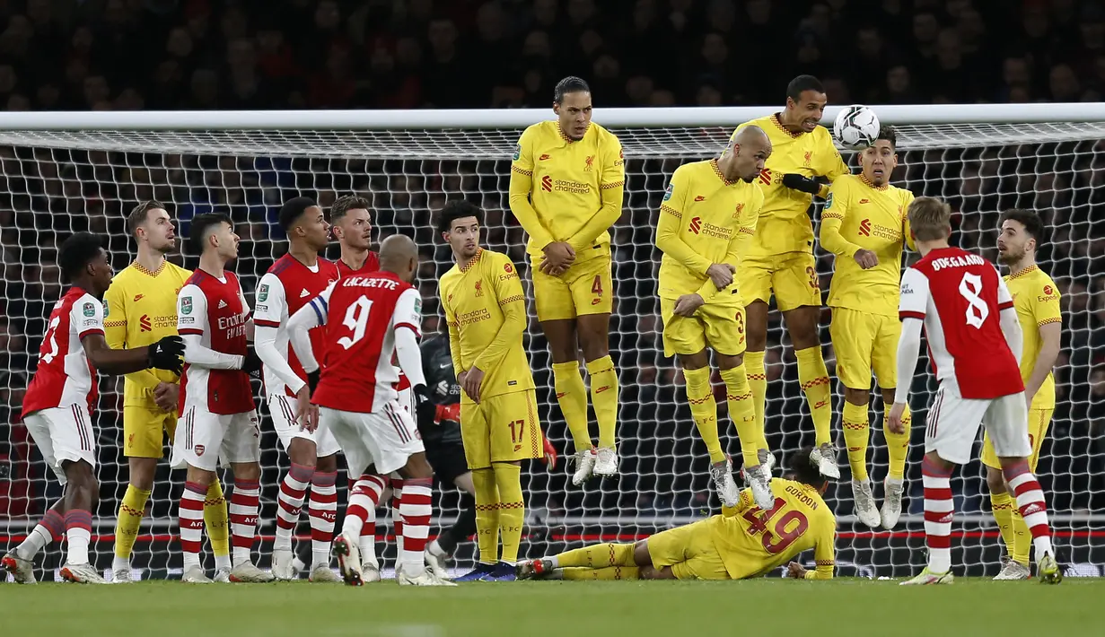 Pada menit ke-5 Arsenal nyaris mencetak gol melalui Alexandre Lacazette. Tembakan bebasnya dari luar kotak penalti masih membentur mistar gawang Liverpool yang dikawal Caoimhin Kelleher. (AFP/Ian Kington)