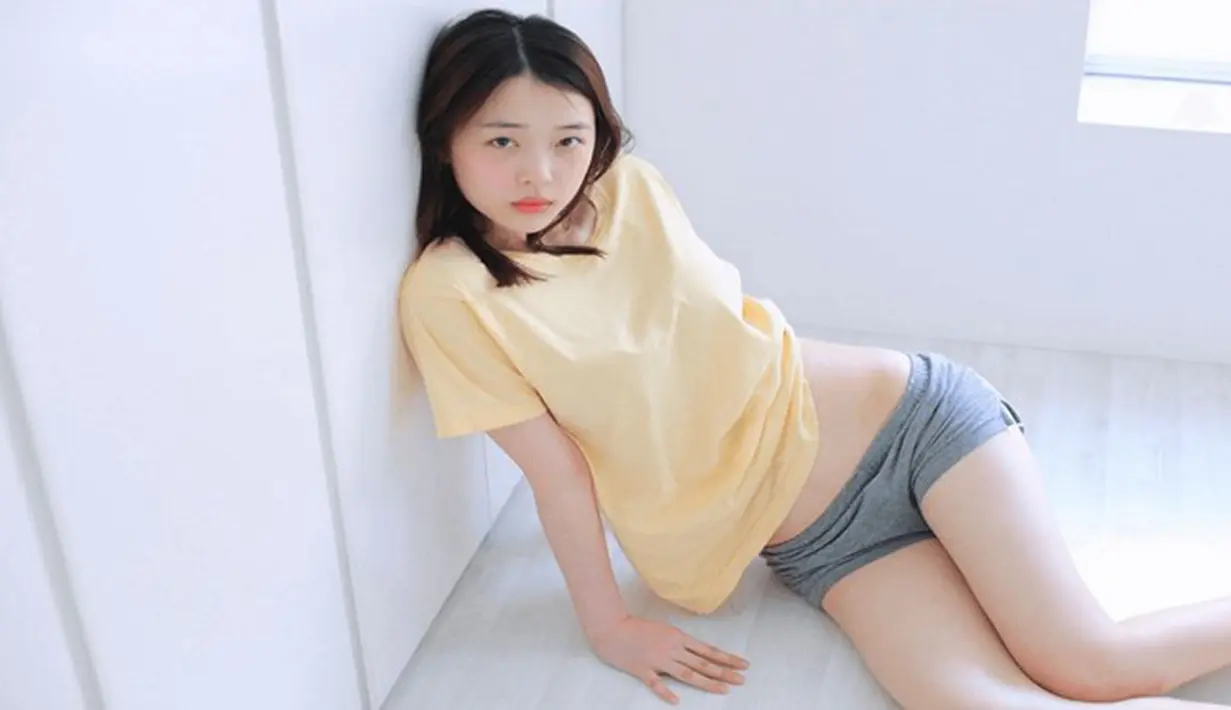 Tak hanya itu saja, foto-foto seksi tersebut diunggah oleh Sulli Choi ke akun instagramnya. Dan tak butuh waktu lama, foto tersebut langsung menjadi kontroversial. (Koreaboo)