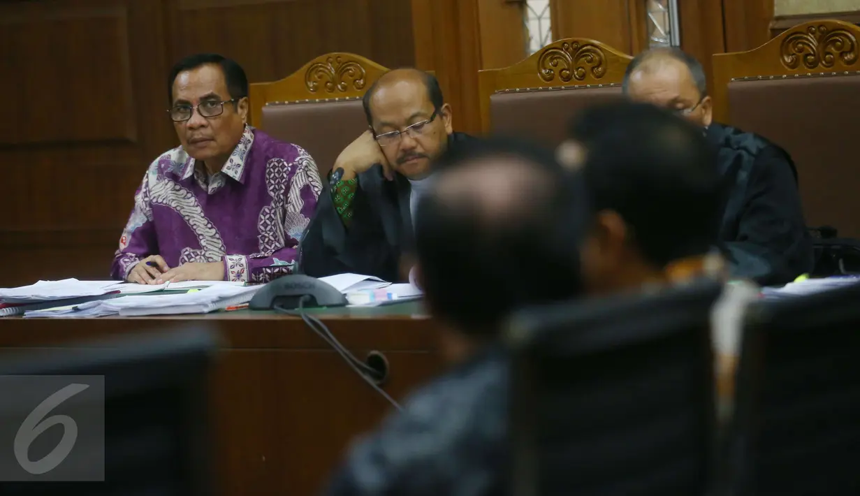 Terdakwa Irman mendengarkan kesaksian mantan Wakil Ketua Komisi II DPR RI, Taufiq Efendi dan Teguh Juwarno dalam sidang lanjutan perkara korupsi KTP  elektronik (e-KTP) di Pengadilan Tipikor, Jakarta Pusat, Kamis (23/3). (Liputan6.com/Helmi Afandi)