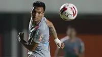 Striker Persib Bandung, Ferdinand Sinaga menyundul bola saat melawan Persija Jakarta dalam laga leg pertama final Piala Menpora 2021 di Stadion Maguwoharjo, Sleman, Kamis (22/4/2021). Persib kalah 0-2. (Bola.com/M Iqbal Ichsan)