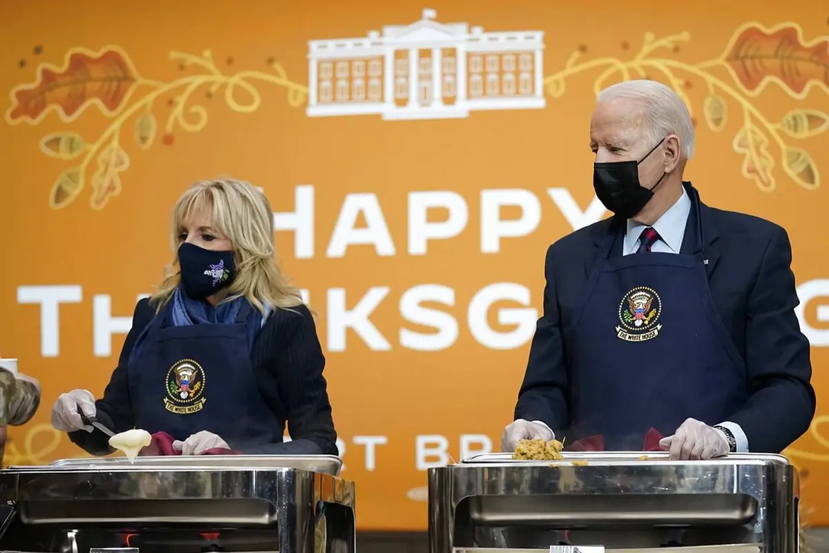 Joe Biden dan Istri Layani Militer AS Saat Perayaan Thanksgiving