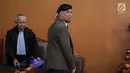 Terdakwa Ahmad Dhani usai menjalani sidang lanjutan atas kasus ujaran kebencian di Pengadilan Negeri Jakarta Selatan, Senin (19/11). Tim penasihat hukum Ahmad Dhani menyetujui tawaran penundaan sidang. (Liputan6.com/Faizal Fanani)