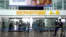 Para pekerja menjaga gerbang keberangkatan saat gladi resik pembukaan kembali Bandara Internasional Ngurah Rai di Bali, Sabtu (9/10/2021). Indonesia berencana kembali membuka Bandara Internasional Ngurah Rai untuk penerbangan internasional pada 14 Oktober 2021. (AP Photo/Firdia Lisnawati)
