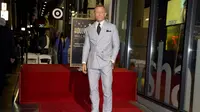 Daniel Craig berpose di atas bintang barunya di Hollywood Walk of Fame pada upacara penghargaan di Los Angeles, Rabu (6/10/2021). Craig menjadi bintang Bond keempat yang menerima bintang di Hollywood Walk of Fame setelah Roger Moore, David Niken, dan Pierce Brosnan. (AP Photo/Chris Pizzello)