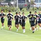 Para pemain Timnas Indonesia melakukan jogging saat mengikuti sesi latihan di Lapangan A, Kompleks Gelora Bung Karno, Senayan, Jakarta, Sabtu (31/8/2024) sebagai persiapan jelang menghadapi Arab Saudi pada putaran ketiga kualifikasi Piala Dunia 2026 zona Asia. (Bola.com/Abdul Aziz)