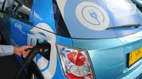 Pengemudi mobil Blue Bird BYD e6 A/T tengah mengisi daya listrik di pool Blue Bird, Jakarta, Selasa (23/4). Perusahaan taksi Blue Bird meluncurkan taksi bertenaga listrik pertama di Indonesia. Rencananya, sebanyak 30 unit taksi listrik Blue Bird akan beroperasi mulai Mei 2019. (Liputan6.com/Angga Yu
