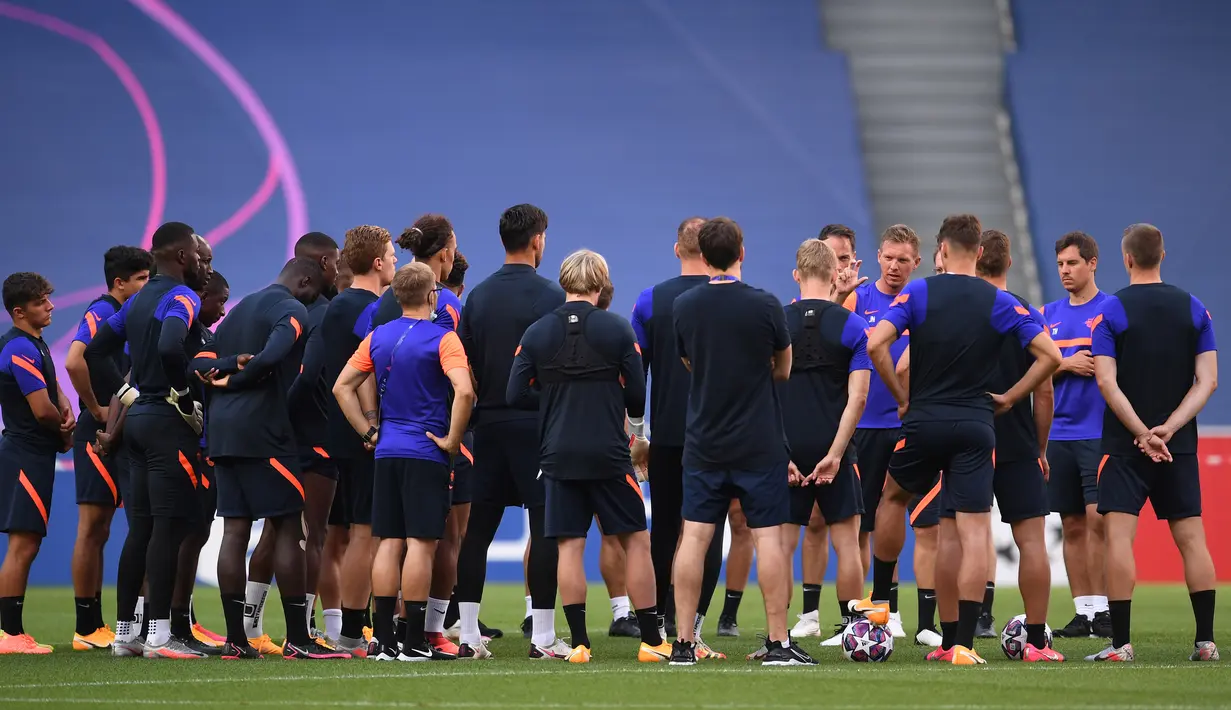 Pelatih RB Leipzig, Julian Nagelsmann,  memberikan arahan kepada pemainnya saat latihan jelang laga semifinal Liga Champions 2019/2020 di Da Luz Stadium, Selasa (18/8/2020). RB Leipzig akan menghadapi PSG pada semifinal Liga Champions. (AFP/David Ramos/various sources)