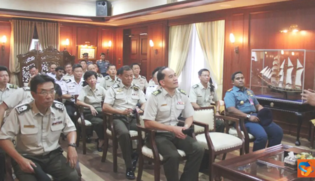 Citizen6, Tanjung Priok: Delegasi SAF JSLC Singapura berjumlah 39 orang mengunjungi Kolinlamil untuk mempererat hubungan antar kedua negara kemudian dilanjutkan mengunjungi  KRI Tanjung Nusanive-973 pada, Senin (10/9). (Pengirim: Dispenkolinlamil)