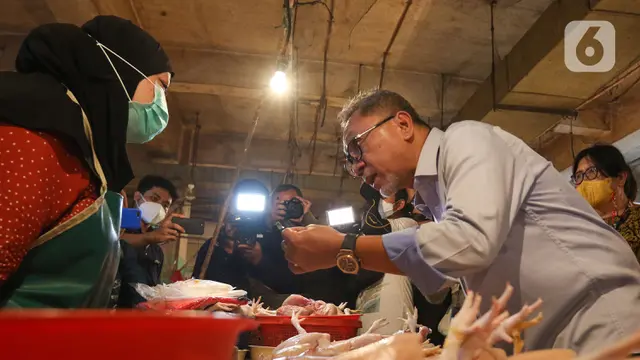 FOTO: Jelang Idul Adha, Menteri Perdagangan Zulkifli Hasan Pantau Harga Bahan Pokok di Pasar Cibubur