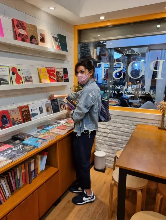 Gaya Najwa Shihab berbelanja buku. Casual dan chic dengan denim jacket dan celana panjang hitam, serta sneakers favoritnya. Mana gaya Najwa Shihab kenakan outfit denim yang jadi favoritmu, Sahabat FIMELA? Foto: Instagram.