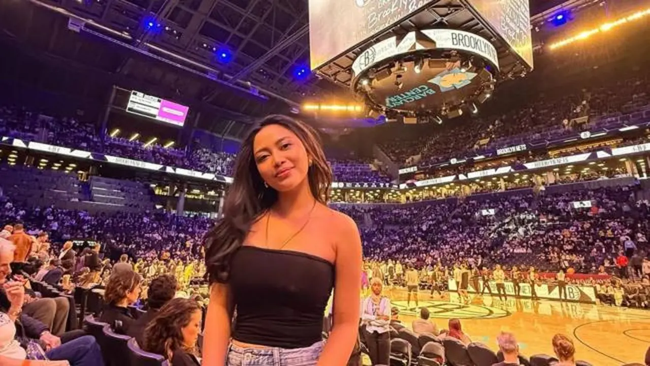 Potret Rachel Vennya Nonton Langsung Pertandingan NBA (credit: instagram/rachelvennya)