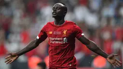 Sadio Mane menjadi salah satu pendulang gol Liverpool musim lalu. Pemain berkebangsaan Senegal ini tercatat mencetak 16 gol dan 9 assist dari 48 pertandingannya. Berkat jasanya, The Reds mampu pertahankan peringkat tiga besar Liga Inggris musim 2020/2021. (Foto: AFP/Bulent Kilic)