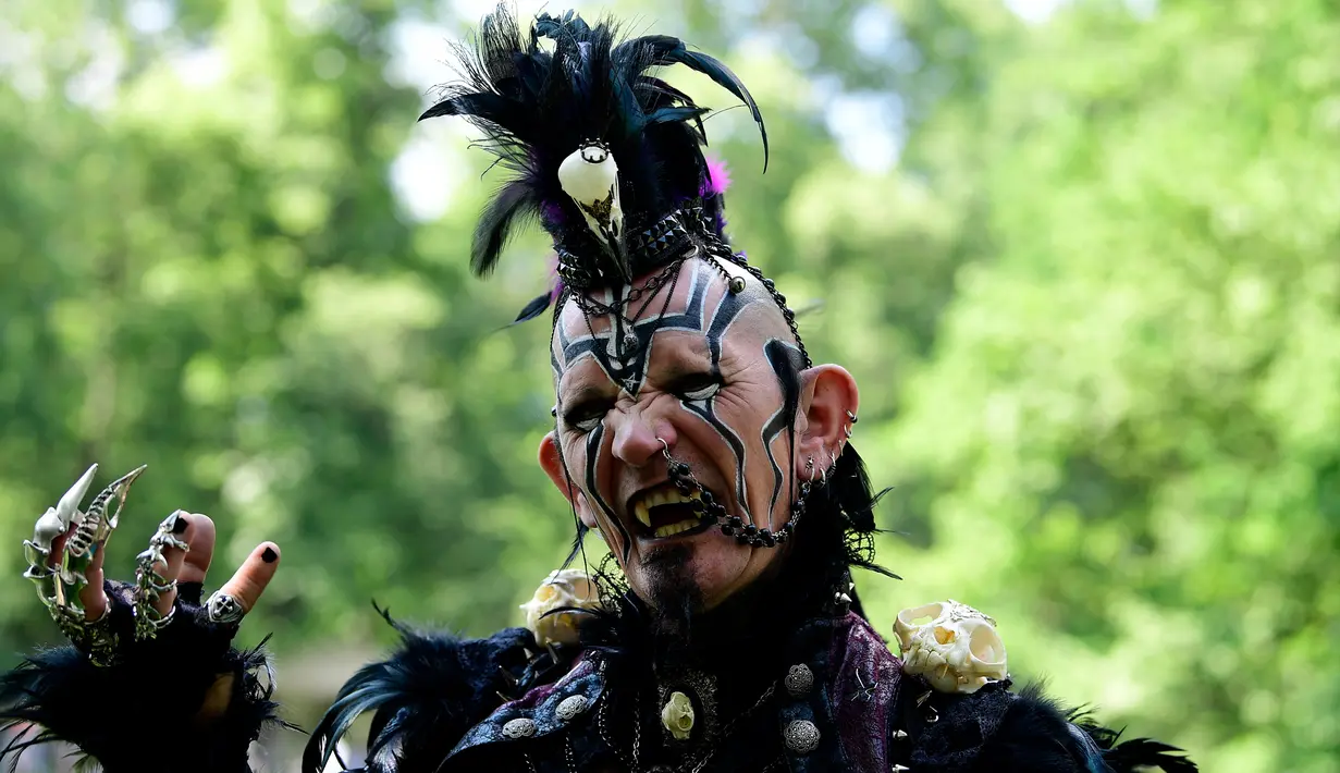 Seorang pria mengenakan pakaian hitam saat mengikuti Victorian Picnic selama festival Wave Gotik Treffen (WGT) di Leipzig, Jerman (6/2). WGT adalah festival gotik terbesar di dunia yang digelar setiap tahun. (AFP Photo/Tobias Schwarz)