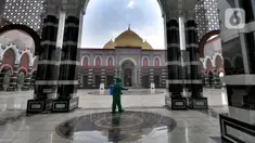 Petugas menyemprotkan disinfektan ketika melakukan sterilisasi di Masjid Kubah Emas, Depok, Rabu (12/5/2021). Penyemprotan dilakukan sebagai antisipasi penyebaran virus corona Covid-19 di masjid yang akan digunakan untuk pelaksanaan salat Idul Fitri 1442 Hijriah esok hari. (merdeka.com/Arie Basuki)
