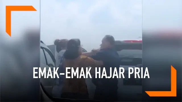 VIDEO: Tak Terima Mobil Disenggol, Emak-Emak Hajar Pria