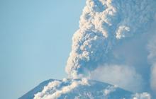 Dampak Erupsi Gunung Lewatobi Laki-Laki, Semua Penerbangan di Bandara Lombok Dibatalkan