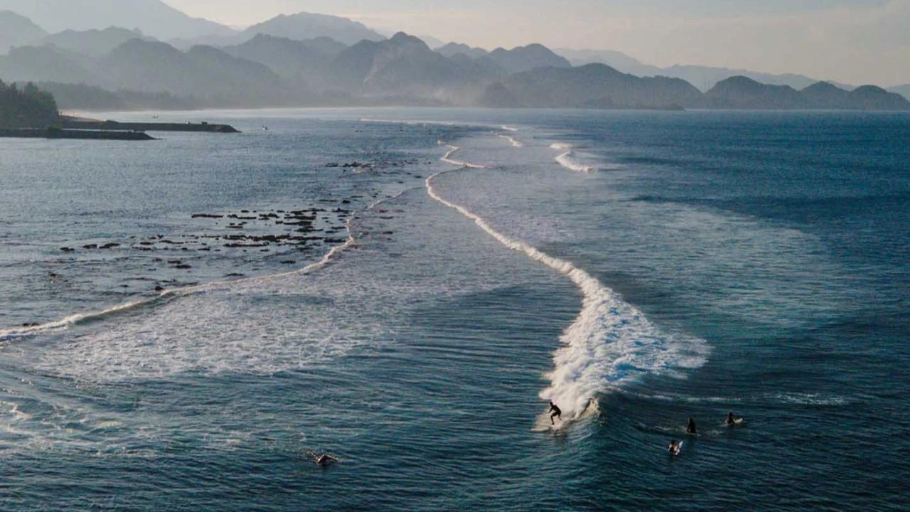 FOTO: Pesona Ombak Pantai Lhoknga Menarik Peselancar Dunia