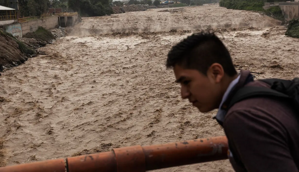 Arus sungai Huaycoloro saat banjir melanda kota Lima, Peru, Kamis (16/3). Cuaca buruk akibat El Nino menjadi penyebab bencana yang melanda Peru. (AP Photo / Rodrigo Abd)