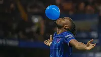 Pemain Chelsea, Christopher Nkunku melakukan selebrasi dengan meniup balon setelah mencetak gol ke gawang Servette pada leg pertama playoff UEFA Conference League 2024 di Stamford Bridge, London, Jumat (23/08/2024). (AP Photo/Alastair Grant)