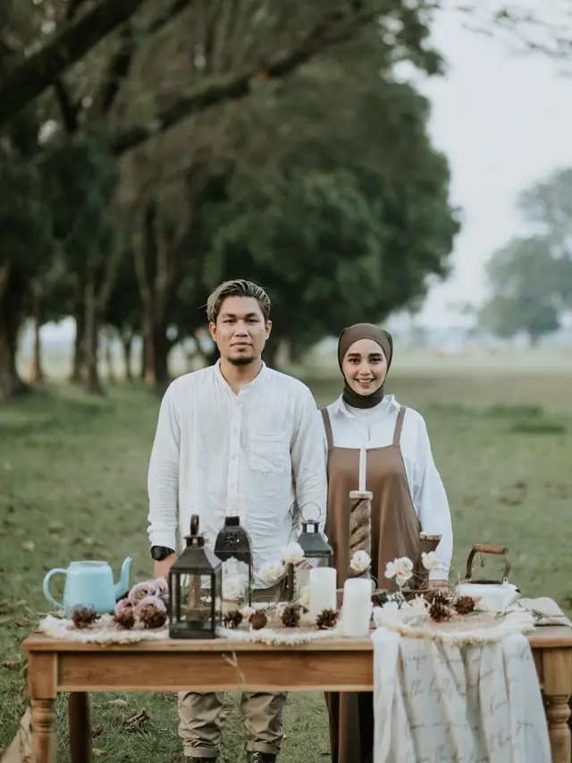 Jarang Tersorot, Ini 6 Potret Romantis Rizal Armada dan Istri