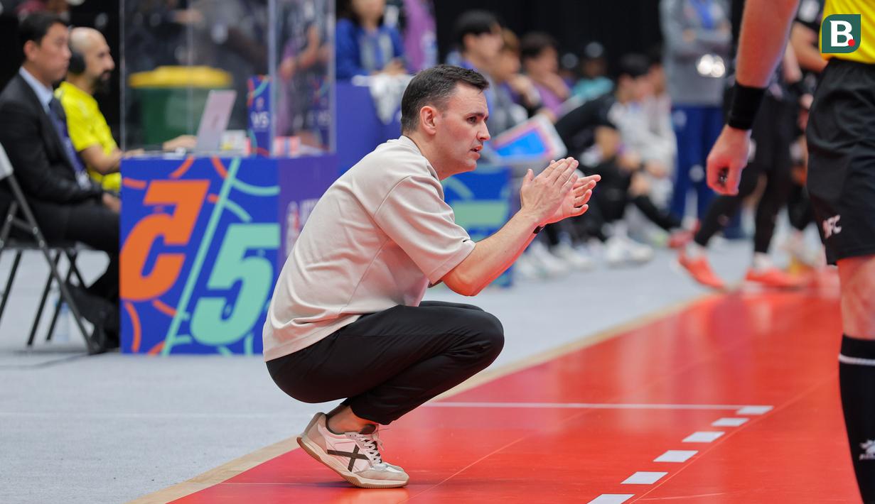 Pelatih Timnas Futsal Indonesia, Hector Souto memberikan interuksi kepada pemainnya Pemain dalam laga Grup A Piala Asia Futsal 2026 melawan Korea Selan di Indonesia Arena, Senayan, Jakarta, Selasa (27/01/2026). (Bola.com/Bagaskara Lazuardi)