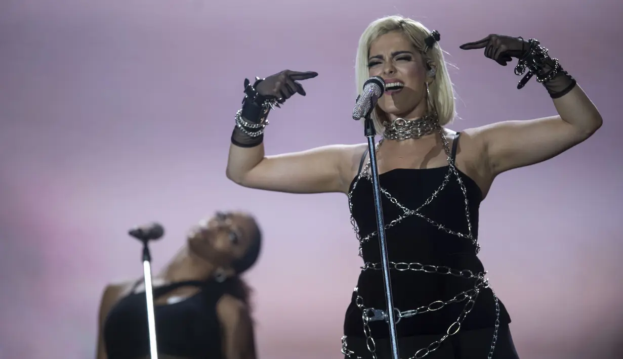Penyanyi AS Bebe Rexha saat tampil di atas panggung Rock in Rio, di Olympic Park, di Rio de Janeiro, Brasil (27/9/2019). Festival Rock in Rio yang berlangsung seminggu ini dihadiri bintang-bintang internasional. (AFP Photo/Mauro Pimentel)