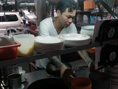 Mantan gangster Taiwan, Yen Wei-shun menjalani bisnis berjualan mi untuk yang membutuhkan di pasar tradisional New Taipei City, 4 September 2018. Ingin menjalani hidup yang lebih baik, Yen memilih banting setir dan meninggalkan dunia hitam. (SAM YEH/AFP)