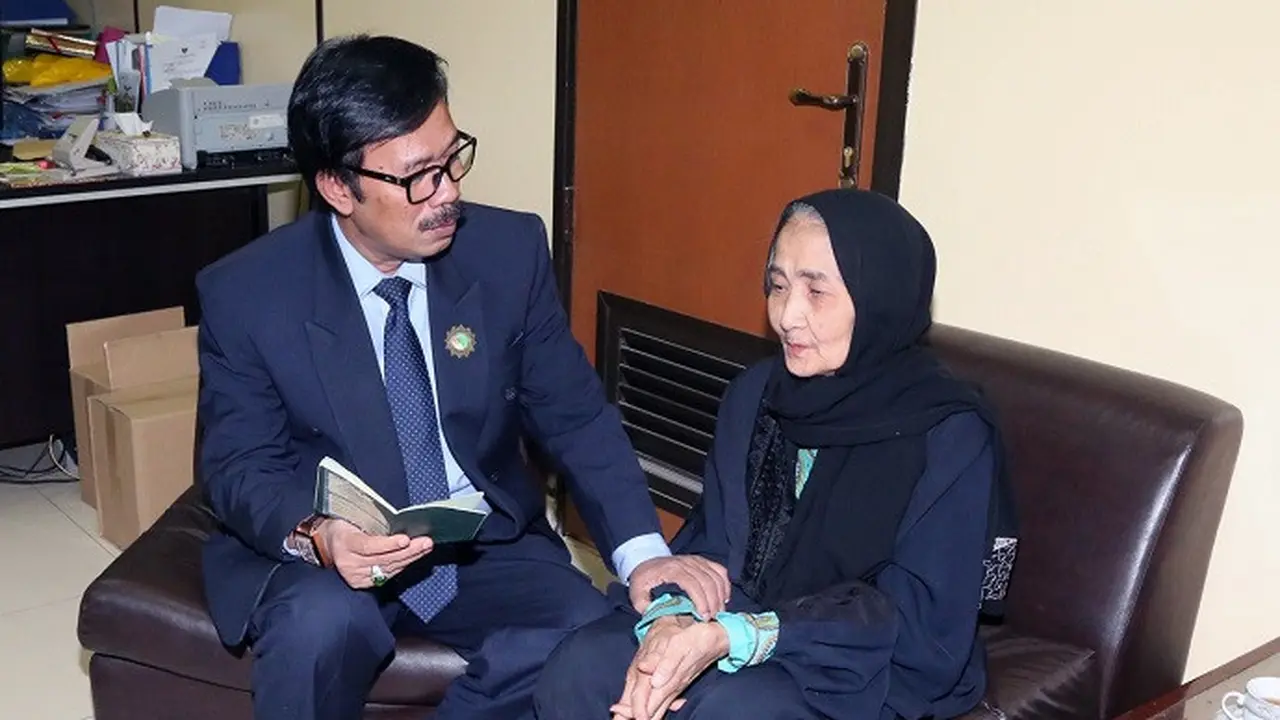 Nenek Qibtiyah bersama dengan Dubes RI untuk Arab Saudi Agus Maftuh Abegebriel