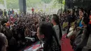Grup musik punk menggelar konser di KPK, Jakarta, Jum'at (20/2/2015). Konser yang mereka lakukan sebagai bentuk dukungan kepada KPK (Liputan6.com/Andrian M Tunay)