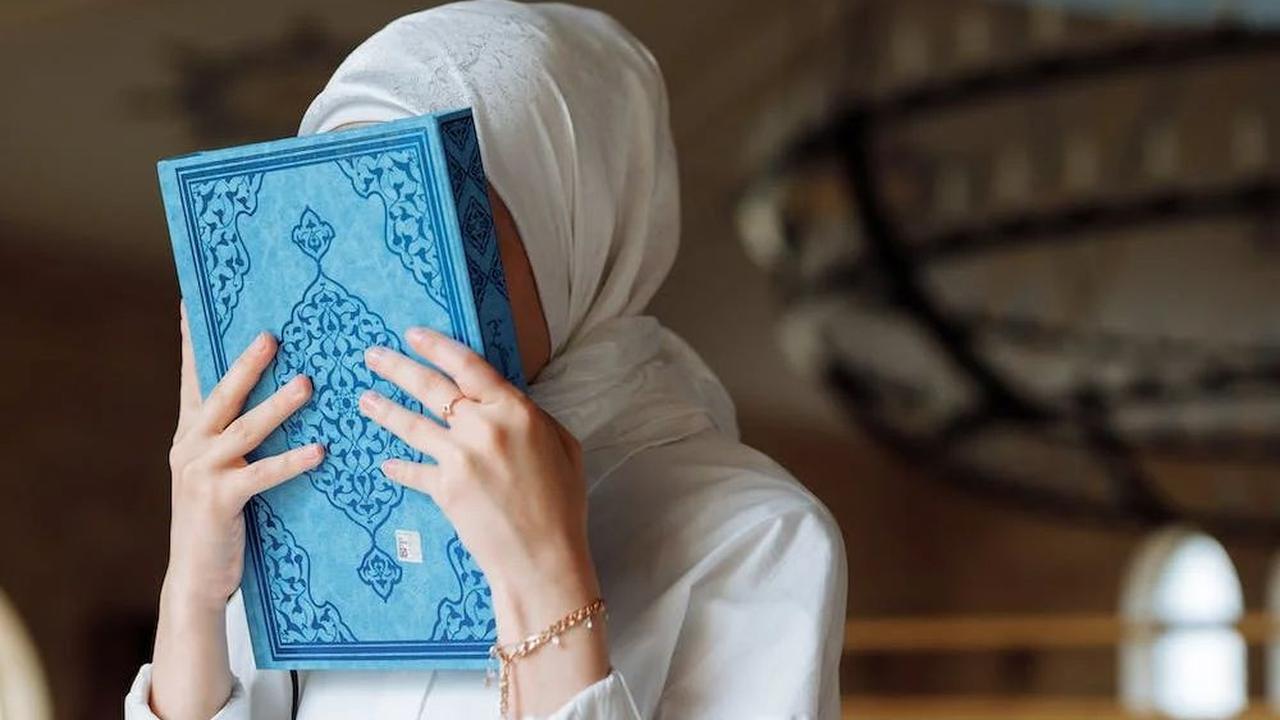 "Allaahummam-la' quluuba aulaadinaa nuuron wa hik-matan wa ahlihim liqobuuli ni’matin wa ashlih-hum wa ashlih bihimul ummah."