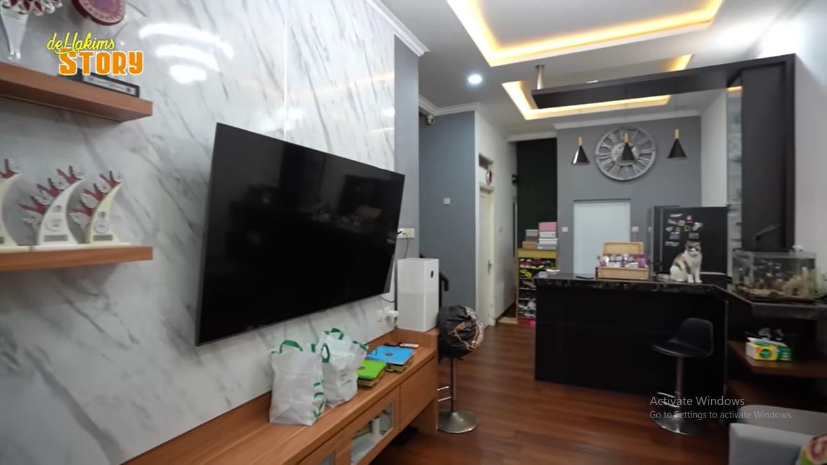 7 Potret Ruang Tamu Lady Rara, Bergaya Monokrom dan Semi Industrial Kekinian