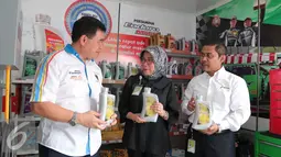 VP Strategi Planning & Business Development PT Pertamina Nina Sulistyowati (tengah) Direktur Sales & Marketing PT Pertamina Lubricants Andria Nusa (kiri) saat meresmikan outlet Bright Olimart di Jakarta, Senin (26/10). (Liputan6.com/Angga Yuniar)