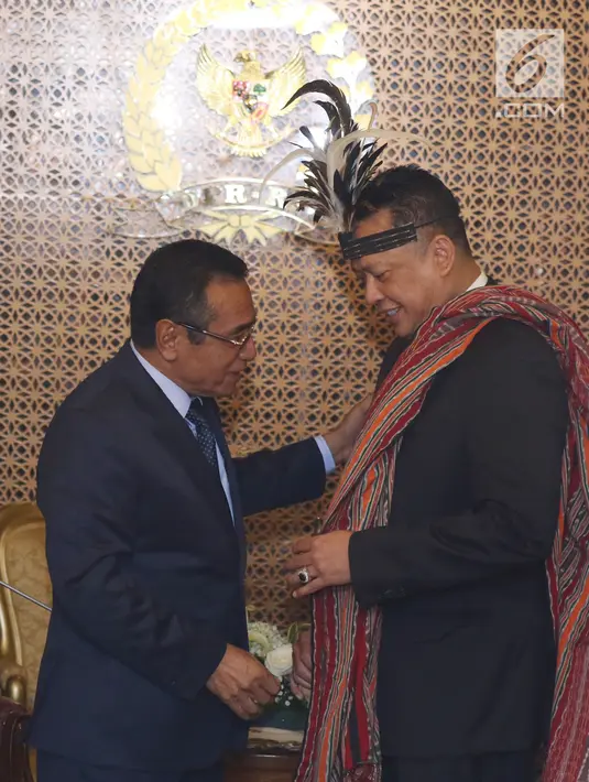 Presiden Timor Leste Francisco Guterres Lu Olo (kiri) menyematkan cenderamata kepada Ketua DPR RI, Bambang Soesatyo usai pertemuan di Gedung MPR/DPR, Jakarta, Jumat (29/6). Pertemuan untuk menjalin hubungan baik. (Liputan6.com/Helmi Fithriansyah)