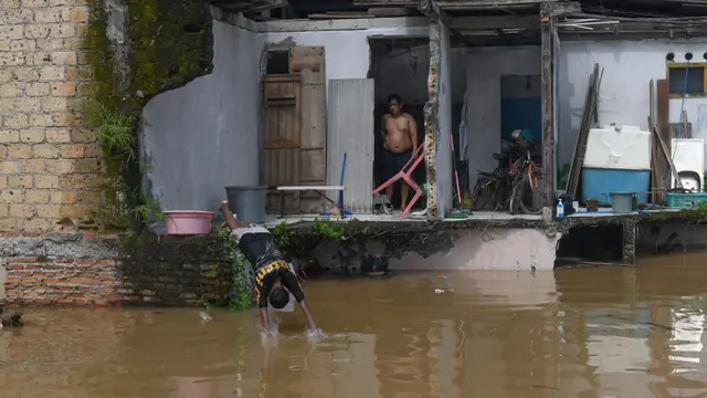 Evakuasi Warga Terdampak Banjir Luapan Kali Ciliwung Jakarta