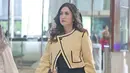 Gaya memesona Nafa Urbach menjadi anggota DPR terlihat begitu nyata. Tampilan statement-nya terlihat melalui blazer yang digunakannya. [Foto: Instagram/ Nafa Urbach]