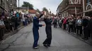 Reenactor Perang Dunia II menari saat mengikuti 'Railway in Wartime Event' yang ke 25 di Pickering, Inggris (15/10). Para reenactor ini melakukan semacam rekonstruksi sejarah dari Perang Dunia II. (AFP Photo/Oli Scarff)