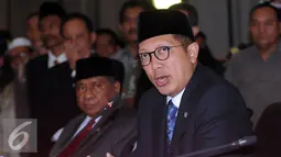 Menag Lukman Hakim Saifuddin (kanan) saat menyampaikan hasil sidang Isbat awal Syawal di Jakarta, Senin (4/7). Berdasar sidang isbat, 1 Syawal 1437 H jatuh pada Rabu (6/7). (Liputan6.com/Helmi Fithriansyah)